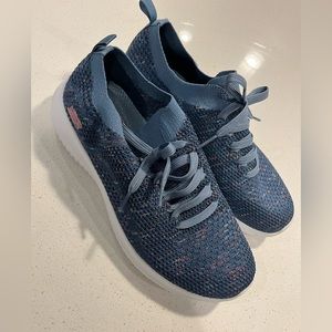 SKECHERS Air Cooled Memory Foam Knit Sneakers. Worn Once. Excellent Condition